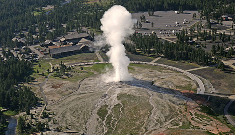 Old Faithful geyser‏ – پارک ملی یلو استون – آمریکا  